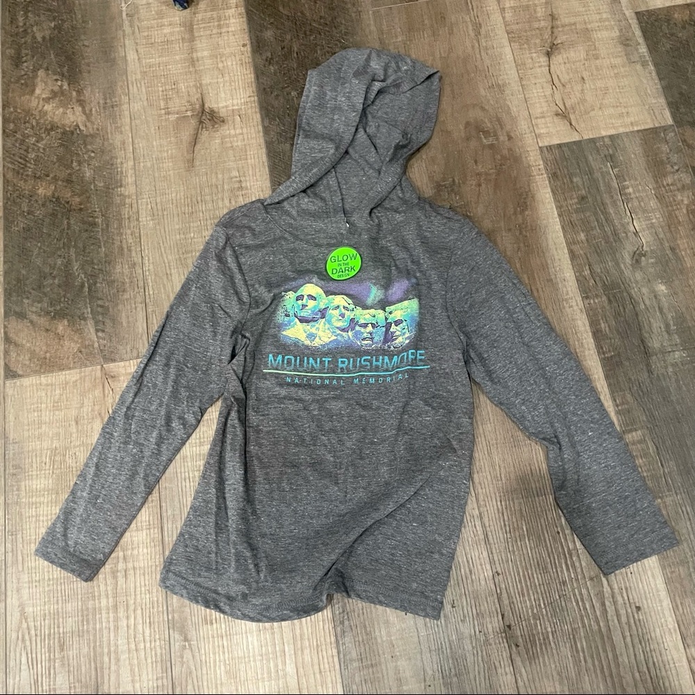 Mount Rushmore long sleeve Tee size 6/8 Youth